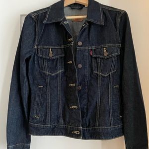 Women’s dark blue Levi’s trucker jacket